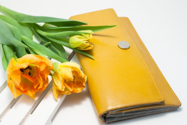 黄色い財布と花